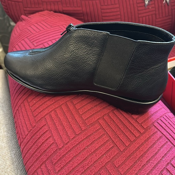 Aerosoles booties in the style allowance Size 11w - Picture 2 of 7